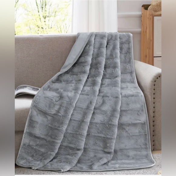Brentwood  Oversized Waterproof Pet Blanket & Furniture Protector 60”X 7… - Picture 2 of 3